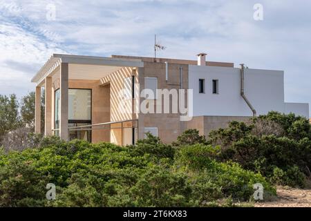 Portocolom, Spanien; 6. november 2023: Allgemeiner Blick auf ein luxuriöses Haus in der mallorquinischen Stadt Portocolom, Spanien Stockfoto