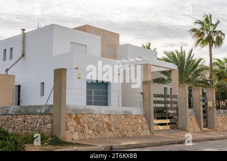 Portocolom, Spanien; 6. november 2023: Allgemeiner Blick auf ein luxuriöses Haus in der mallorquinischen Stadt Portocolom, Spanien Stockfoto