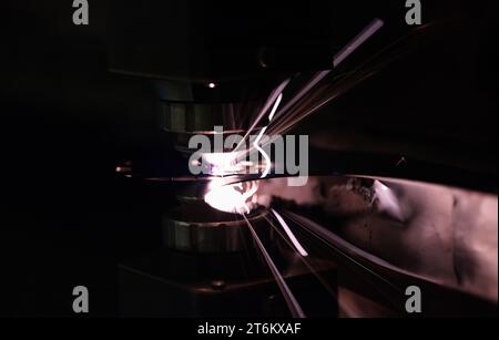 Laserschneidemaschine für CNC-Metallbearbeitung Nahaufnahme Stockfoto