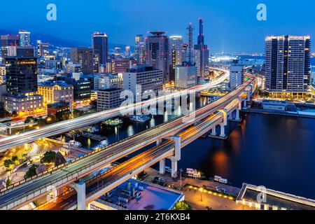 Kobe Skyline von oben mit Hafen und erhöhtem Straßenverkehr in der Dämmerung in Japan Stockfoto