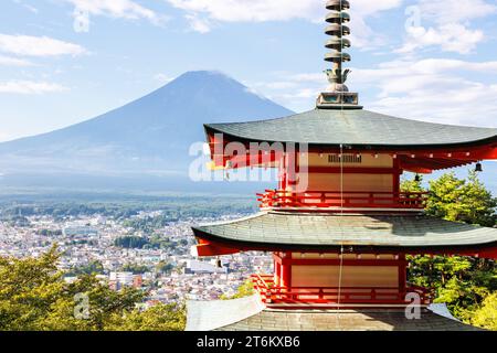 Blick auf den Fuji mit Chureito-Pagode am Arakurayama Sengen Park in Japan Stockfoto