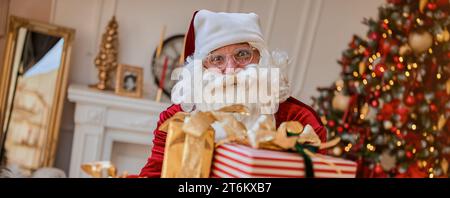 Der Weihnachtsmann brachte Geschenke an Kinder. Neujahr und Frohe Weihnachten Konzept. Werbebanner Stockfoto