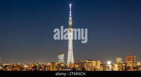 Tokio Skytree Tower mit Skyline bei Sonnenuntergang Stadtpanorama in Japan Stockfoto