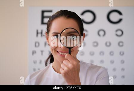 Arzt Augenarzt schaut in der Augenklinik durch die Lupe Stockfoto