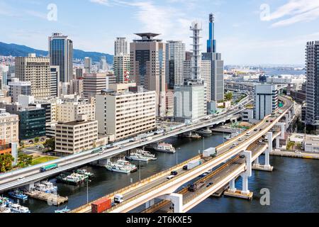 Kobe Skyline von oben mit Hafen und erhöhter Straßenbrücke in Japan Stockfoto
