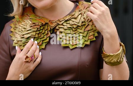 Nahaufnahme eines Frauenhalsschmucks und eines Armbands aus grünen Blättern. Der Begriff der Floristik. Stockfoto