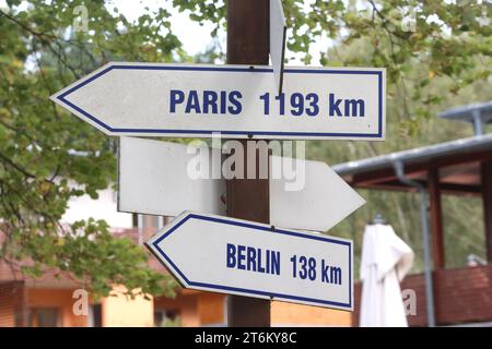 Blick am Mittwoch 04.10.2023 in Neubrandenburg Landkreis Mecklenburgische Seenplatte am örtlichen Tollensesee auf einem Wegweiser mit den Richtungsangaben Paris und Berlin. Die vier-Tore-Stadt kooperiert derzeit mit zahlreichen Orten in Deutschland und Europa. *** Ansicht am Mittwoch, den 04 10 2023 in Neubrandenburg Landkreis Mecklenburgische Seenplatte an der Tollensesee auf einem Wegweiser in Richtung Paris und Berlin kooperiert die Four Tates City derzeit mit zahlreichen Orten in Deutschland und Europa Stockfoto