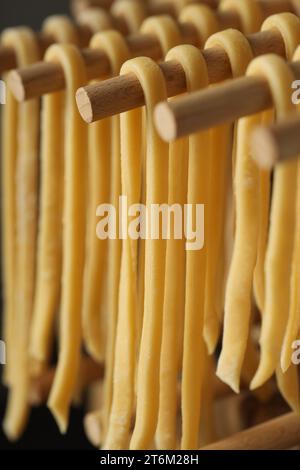 Hausgemachte Pasta trocknen auf Holzgestell, Großaufnahme Stockfoto