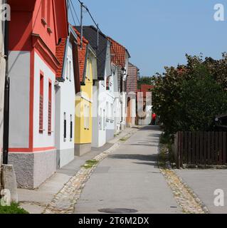 Enge Gasse der Fußgängerzone in der osteuropäischen Stadt Stockfoto