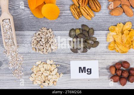 Inschrift mg mit Magnesium-, Vitamin- und mineralhaltigen Inhaltsstoffen. Nahrhaftes Essen Stockfoto