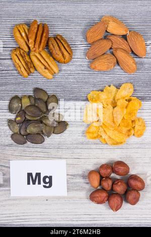 Inschrift mg mit Magnesium-, Vitamin- und mineralhaltigen Inhaltsstoffen. Nahrhaftes Essen Stockfoto
