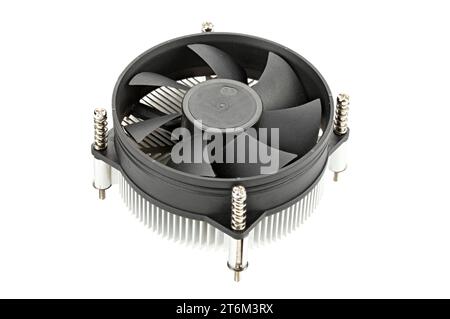 CPU-Luftkühler isoliert auf weißem Hintergrund. Alter pc-Prozessorkühler aus Aluminium. Datei enthält Beschneidungspfad. Stockfoto