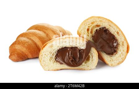 Köstliche frische Croissants mit Schokolade isoliert auf weiß Stockfoto