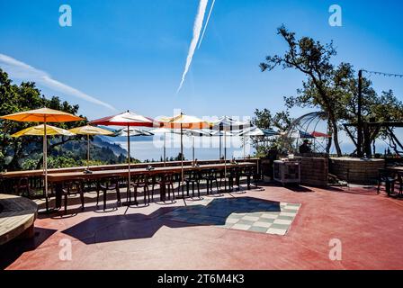 Mit Blick auf den Pazifischen Ozean, Los Padres National Forest und Café Kevah Veranda aus der Nepenthe Restaurant, Big Sur, Kalifornien Stockfoto