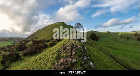 Wunderschönes Landschaftsbild von Chrome Hill im Herbst im Peak District National Park in englischer Landschaft Stockfoto