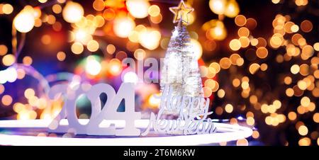 Neujahrskarte 2024 Banner Schneefall auf einem Holz Stockfoto