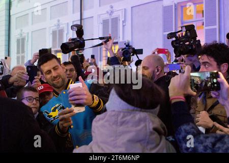 Turin, Italien. November 2023. Der Tennisspieler Novak Djokovic trifft seine Fans auf der Piazza Castello, Turin, vor dem Nitto ATP Finals 2023, die mit Marco Destefanis/Alamy Live News beginnen Stockfoto