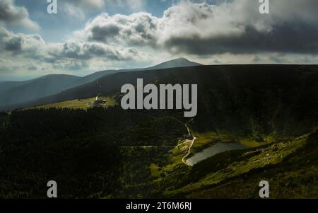 Auf dem Weg zum höchsten Gipfel des Karkonosze-Gebirges. Stockfoto