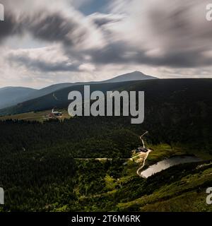 Auf dem Weg zum höchsten Gipfel des Karkonosze-Gebirges. Stockfoto