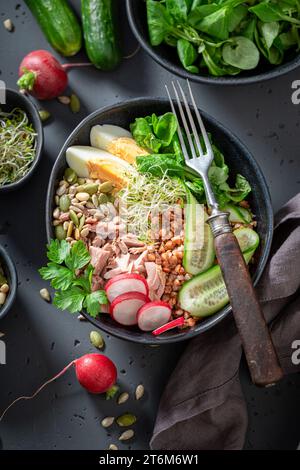Frischer Nicoise-Salat mit Eiern, Thunfisch und Grütze. Schüsseln mit Gemüse für eine gesunde Ernährung. Stockfoto