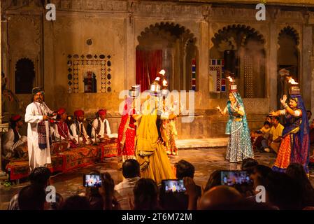 Traditionelle Rajasthani-Musiker, Tänzerinnen und Puppenspieler, die für Touristen in Bagore ki Haveli Udaipur Rajasthan Indien auftreten Stockfoto