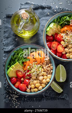 Frischer Salat mit Kichererbsen, Buchweizengrieß und Gemüse. Schüssel mit Gemüse für fitte Menschen. Stockfoto