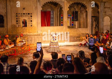 Traditionelle Rajasthani-Musiker, Tänzerinnen und Puppenspieler, die für Touristen in Bagore ki Haveli Udaipur Rajasthan Indien auftreten Stockfoto