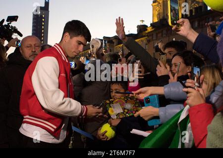 Turin, Italien. November 2023. Tennisspieler Carlos Alcaraz trifft seine Fans auf der Piazza Castello, Turin, vor dem Nitto ATP Finals 2023, beginnend mit Marco Destefanis/Alamy Live News Stockfoto