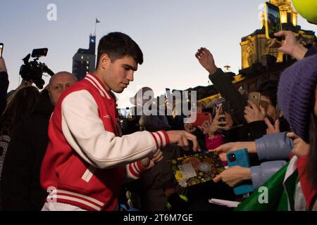 Turin, Italien. November 2023. Tennisspieler Carlos Alcaraz trifft seine Fans auf der Piazza Castello, Turin, vor dem Nitto ATP Finals 2023, beginnend mit Marco Destefanis/Alamy Live News Stockfoto