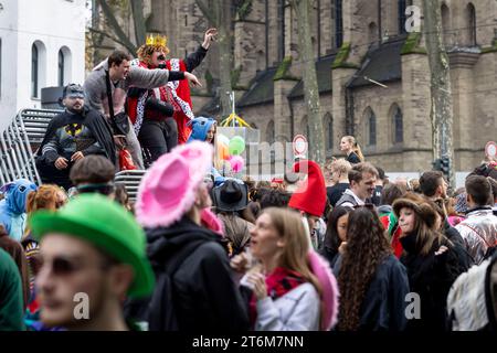 11. November 2023, Nordrhein-Westfalen, Köln: In der Zülpicher Straße, die vor Beginn der Karnevalssaison um 11,11 Uhr von Beamten abgesperrt wird, wird gefeiert. Beginn der neuen Karnevalssaison - Massenmassen in Köln erwartet als 11.11. Fällt dieses Jahr auf einen Samstag, werden noch mehr Besucher als sonst erwartet, vor allem in Köln. In den vergangenen Jahren gab es bereits Probleme mit gefährlichen Menschenmassen, Alkoholexzessen und Verbrechen unter den Hunderttausenden von Besuchern außerhalb der Stadt. Foto: Christoph Reichwein/dpa Stockfoto