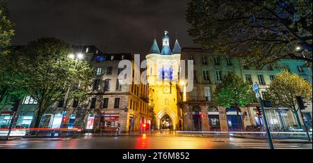 Die große Glocke bei Nacht in Bordeaux in New Aquitaine, Frankreich Stockfoto