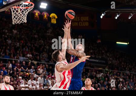 Willy Hernangomez vom FC Barcelona im Kampf gegen Mike Tobey von Crvena Zvezda während des Basketballspiels der Turkish Airlines EuroLeague zwischen dem FC Barcelona und KK Crvena Zvezda am 10. November 2023 im Palau Blaugrana in Barcelona, Spanien Stockfoto