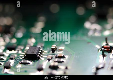 Grüne elektronische Leiterplatte Nahaufnahme. Makrophotogramm. Stockfoto