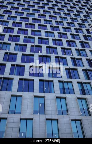 Brussel , Brabant, Belgien 11 06 2023 vertikale Außenansicht des grauen Skyscaper-Gebäudes der Beobank-Hauptniederlassung mit typischer Fassade Stockfoto