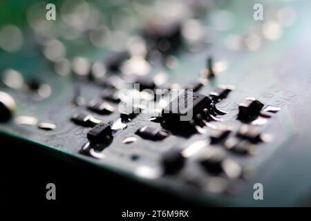 Grüne elektronische Leiterplatte Nahaufnahme. Makrophotogramm. Stockfoto