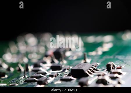 Grüne elektronische Leiterplatte Nahaufnahme. Makrophotogramm. Stockfoto