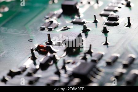 Grüne elektronische Leiterplatte Nahaufnahme. Makrophotogramm. Stockfoto