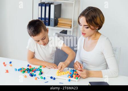 Eine Psychologin entwickelt die Entwicklung der Feinmotorik von Jungen Stockfoto