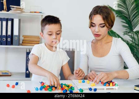 Eine Psychologin entwickelt die Entwicklung der Feinmotorik von Jungen Stockfoto