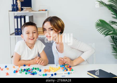 Eine Psychologin entwickelt die Entwicklung der Feinmotorik von Jungen Stockfoto