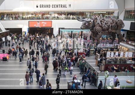 New Street Station, Birmingham, 11. November 2023. - Pendler, Eisenbahnarbeiter, Polizei und Käufer an der New Street Station in Birmingham und Grand Central Shopping Arcade hielten an, um die 2-minütige Stille um 11 Uhr zu beobachten, um an die Gefallenen am 11. November, dem Tag des Waffenstillstands, zu erinnern. Quelle: Stop Press Media/Alamy Live News Stockfoto