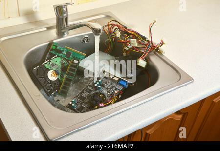 Reinigung der Hardware Konzept. Waschen des Motherboard, Festplatte und die Versorgungsspannung des Steuergeräts in der Küche. Auch ein Symbol für einen Fehler, Stockfoto