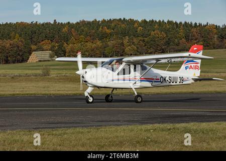 DLOUHA LHOTA, TSCHECHISCHE REPUBLIK - 9. NOVEMBER 2023. Tecnam P92 Echo JS startet am Flughafen in Dlouha Lhota. Tecnam P92 Echo JS ist ein leichter einmotoriger Hi Stockfoto