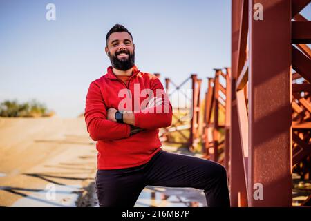 Ein erwachsener Mann ist bereit, an sonnigen Tagen im Freien zu trainieren. Stockfoto