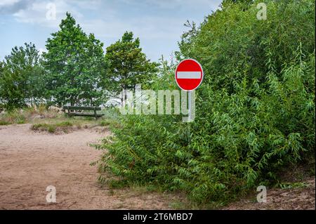 Am Strandschild gibt es kein Parken. Konzeptfoto von Parken und Naturschutz. Schild, das den Zugang zum Strand verbietet. Uzava River Mouth Trail, Lettland. Stockfoto