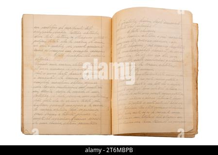 Notizbuch aus den 1930er Jahren mit eleganter kursiver Schrift in Bleistift mit italienischem Wissenschaftsthema auf Seiten, die von der Zeit gelblich geworden sind. Isoliert auf weiß mit Beschneidungspfad i Stockfoto