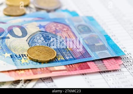 Euro-Banknoten und -Münzen auf den Rechnungslegungsunterlagen. Stockfoto