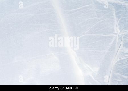 Leerer weißer Hintergrund mit zerknitterter und gefalteter Papierstruktur Stockfoto