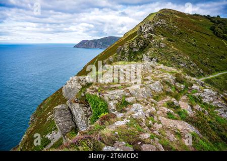 Blick nach Osten auf die Felsen des Valley of Rocks in der Nähe von Lynton, Devon, Großbritannien. Foreland Point ist in der Ferne. Stockfoto
