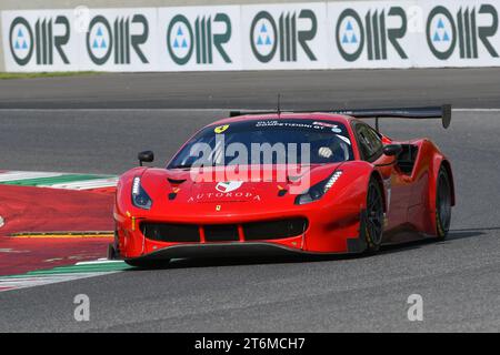 Scarperia – Italien, 28. Oktober 2023: Ferrari 488 GT3 im Einsatz auf dem Mugello Circuit während des Ferrari World Finals 2023 in italien. Stockfoto